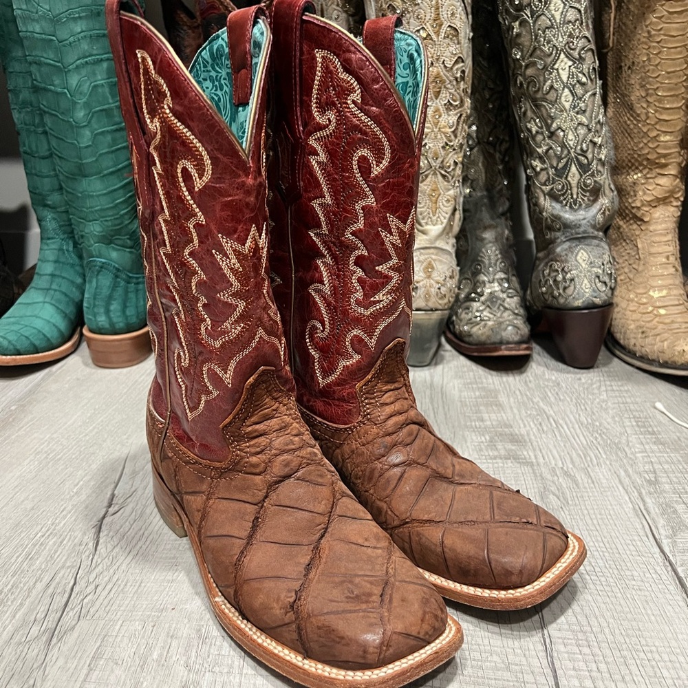 Corral Wms Alligator wide sq toe boots size 8